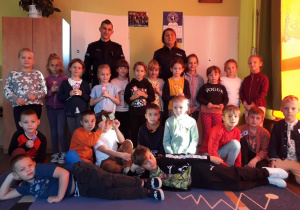 Na zdjęciu krasnale z policjantami