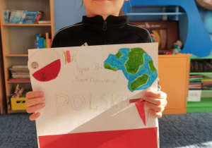 Uczniowie klasy III B prezentują wykonane plakaty "Polskie symbole narodowe"