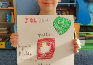 Uczniowie klasy III B prezentują wykonane plakaty "Polskie symbole narodowe"