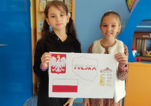 Uczniowie klasy III B prezentują wykonane plakaty "Polskie symbole narodowe"