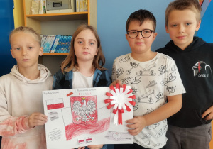 Uczniowie klasy III B prezentują wykonane plakaty "Polskie symbole narodowe"