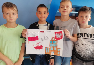 Uczniowie klasy III B prezentują wykonane plakaty "Polskie symbole narodowe"
