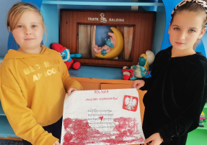 Uczniowie klasy III B prezentują wykonane plakaty "Polskie symbole narodowe"