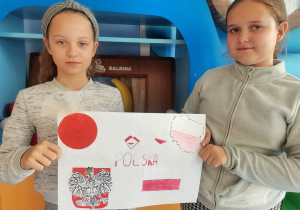 Uczniowie klasy III B prezentują wykonane plakaty "Polskie symbole narodowe"
