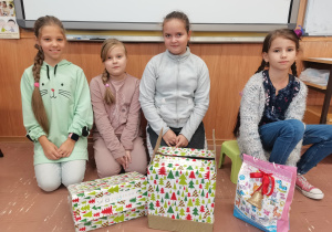 Uczniowie prezentują upominki.