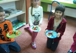 Uczniowie klasy II C przygotowali zdrowe szaszłyki warzywno-owocowe.