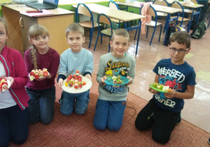 Uczniowie klasy II C przygotowali zdrowe szaszłyki warzywno-owocowe.