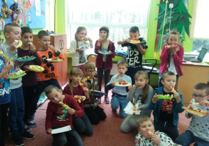 Uczniowie klasy II C przygotowali zdrowe szaszłyki warzywno-owocowe.