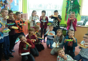Uczniowie klasy II C przygotowali zdrowe szaszłyki warzywno-owocowe.