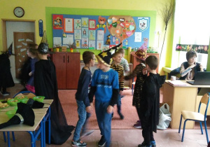 Uczniowie klasy II C podczas zabawy andrzejkowej