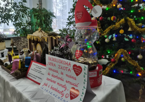 Puszka z pieniędzmi stojąca w holu szkoły