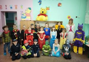 Uczniowie klasy I w strojach karnawałowych