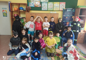 Uczniowie klasy II w strojach karnawałowych