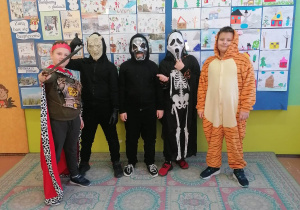 Uczniowie Bajkolandii w strojach karnawałowych
