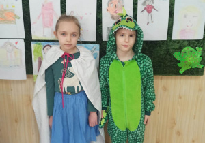 Uczniowie Bajkolandii w strojach karnawałowych