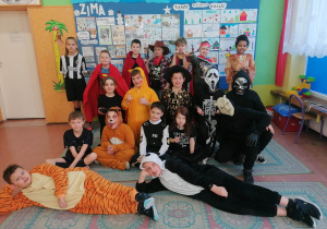 Uczniowie Bajkolandii w strojach karnawałowych