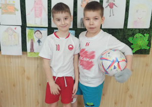 Uczniowie Bajkolandii w strojach karnawałowych