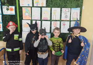Uczniowie Bajkolandii w strojach karnawałowych