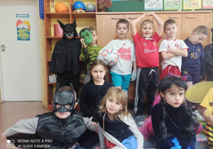 Uczniowie Bajkolandii w strojach karnawałowych