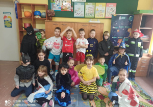Uczniowie Bajkolandii w strojach karnawałowych
