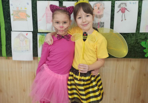 Uczniowie Bajkolandii w strojach karnawałowych