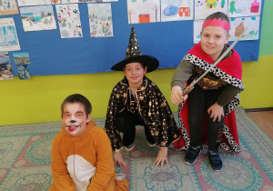 Uczniowie Bajkolandii w strojach karnawałowych