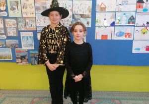 Uczniowie Bajkolandii w strojach karnawałowych