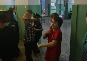 Uczniowie Bajkolandii w strojach karnawałowych