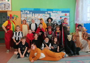 Uczniowie klasy III w strojach karnawałowych