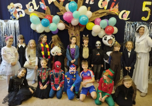 Uczniowie klasy III w strojach karnawałowych