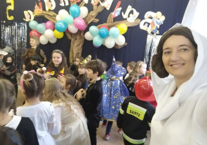 Uczniowie Bajkolandii podczas balu ostatkowego