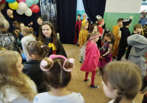 Uczniowie Bajkolandii podczas balu ostatkowego