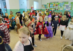 Uczniowie Bajkolandii podczas balu ostatkowego