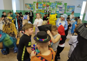 Uczniowie Bajkolandii podczas balu ostatkowego