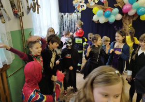 Uczniowie Bajkolandii podczas balu ostatkowego