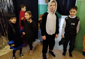Uczniowie Bajkolandii podczas balu ostatkowego