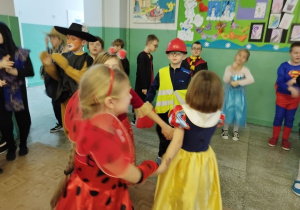 Uczniowie Bajkolandii podczas balu ostatkowego