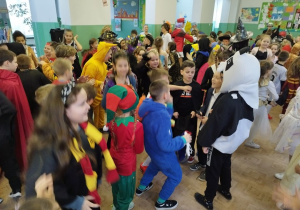 Uczniowie Bajkolandii podczas balu ostatkowego