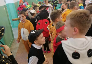 Uczniowie Bajkolandii podczas balu ostatkowego