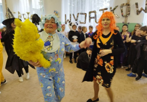 Uczniowie Bajkolandii podczas balu ostatkowego