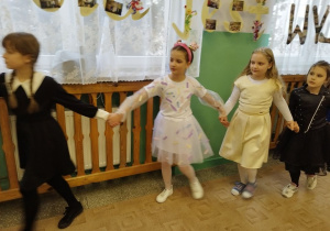 Uczniowie Bajkolandii podczas balu ostatkowego