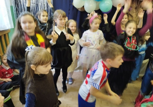 Uczniowie Bajkolandii podczas balu ostatkowego