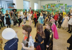 Uczniowie Bajkolandii podczas balu ostatkowego