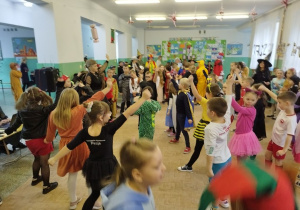 Uczniowie Bajkolandii podczas balu ostatkowego