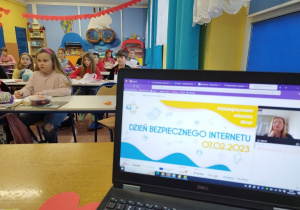 Uczniowie oglądają jeden z filmów dostępnych na platformie