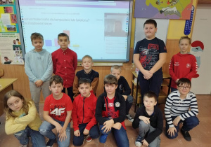 Uczniowie pozują na tle kadru z filmu.