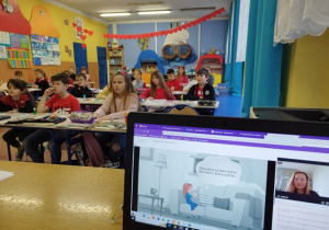 Uczniowie oglądają jeden z filmów dostępnych na platformie