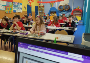 Uczniowie oglądają jeden z filmów dostępnych na platformie