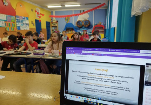 Uczniowie oglądają jeden z filmów dostępnych na platformie