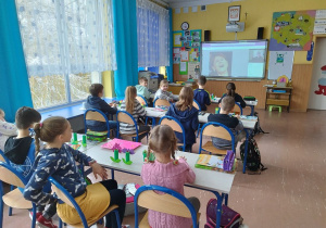 Uczniowie oglądają jeden z filmów dostępnych na platformie